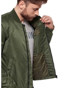 Wrangler - KURTKA WRANGLER STRAIGHT BOMBER DUSTY OLIVE W4743WT45. Wzór: aplikacja