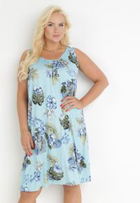 Born2be - Jasnoniebieska Trapezowa Sukienka Midi z Marszczonym Dekoltem w Kwiaty Mevie. Kolor: niebieski. Materiał: materiał. Wzór: kwiaty. Typ sukienki: trapezowe. Długość: midi #1