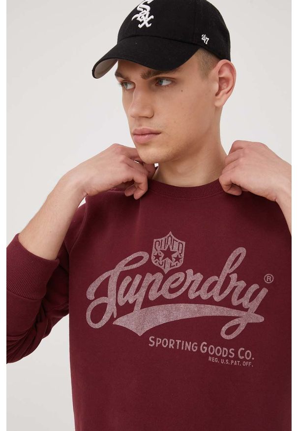 Superdry bluza męska kolor bordowy z nadrukiem. Kolor: czerwony. Wzór: nadruk