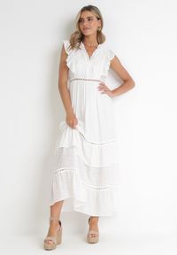 Born2be - Biała Rozkloszowana Sukienka Maxi z Falbankami Teara. Typ kołnierza: kołnierz z falbankami. Kolor: biały. Długość: maxi #3
