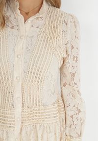 Born2be - Jasnobeżowa Koszulowa Sukienka z Koronką Jolley. Kolor: beżowy. Materiał: koronka. Długość rękawa: długi rękaw. Wzór: koronka. Typ sukienki: koszulowe. Długość: mini #5