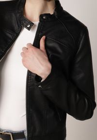 Born2be - Czarna Gładka Kurtka Ramoneska o Taliowanym Kroju Tessalin. Okazja: na co dzień. Kolor: czarny. Materiał: poliester, jeans. Wzór: gładki. Styl: casual #3