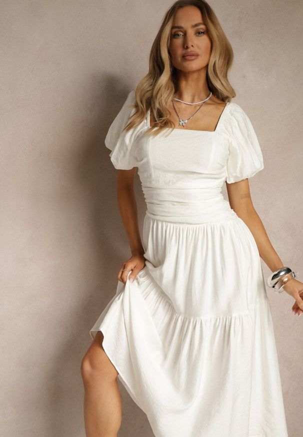 Renee - Biała Sukienka Wiskozowa Drapowana z Rozkloszowanym Dołem Naprine. Okazja: na co dzień. Kolor: biały. Materiał: wiskoza. Typ sukienki: rozkloszowane. Styl: casual, elegancki