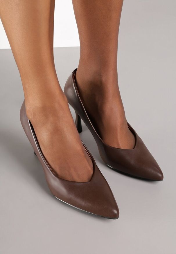 Renee - Brązowe Szpilki Vices na Klepsydrowym Obcasie ze Skórzaną Wkładką Muzite. Okazja: na spotkanie biznesowe. Kolor: brązowy. Materiał: skóra. Obcas: na obcasie. Styl: klasyczny, biznesowy. Wysokość obcasa: średni