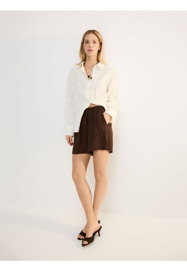 Reserved - Lniane szorty - ciemnobrązowy. Kolor: brązowy. Materiał: len