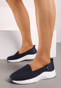 Renee - Granatowo-Białe Buty Sportowe Typu Slip On Drusila. Zapięcie: bez zapięcia. Kolor: niebieski. Materiał: materiał. Wzór: gładki. Styl: sportowy #1