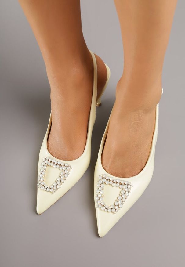 Renee - Żółte Sandały na Szpilce Ozdobione Aplikacją z Cyrkoniami Isleheart. Okazja: na wesele, na ślub cywilny. Zapięcie: pasek. Kolor: żółty. Materiał: skóra. Wzór: aplikacja. Obcas: na szpilce. Styl: klasyczny