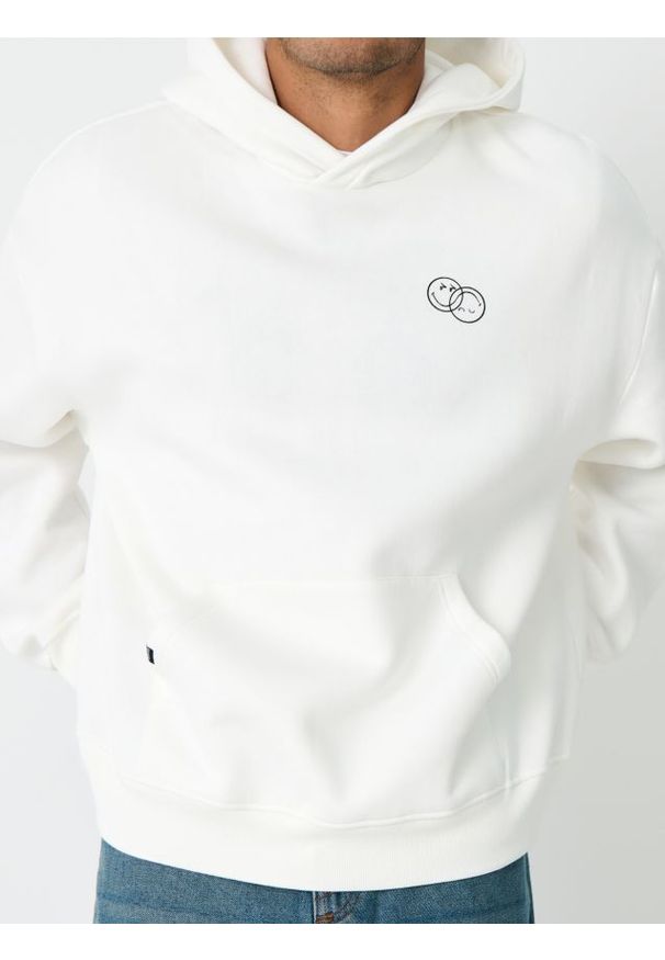 Sinsay - Bluza hoodie z nadrukiem na plecach SmileyWorld® - kremowy. Kolor: kremowy. Wzór: nadruk