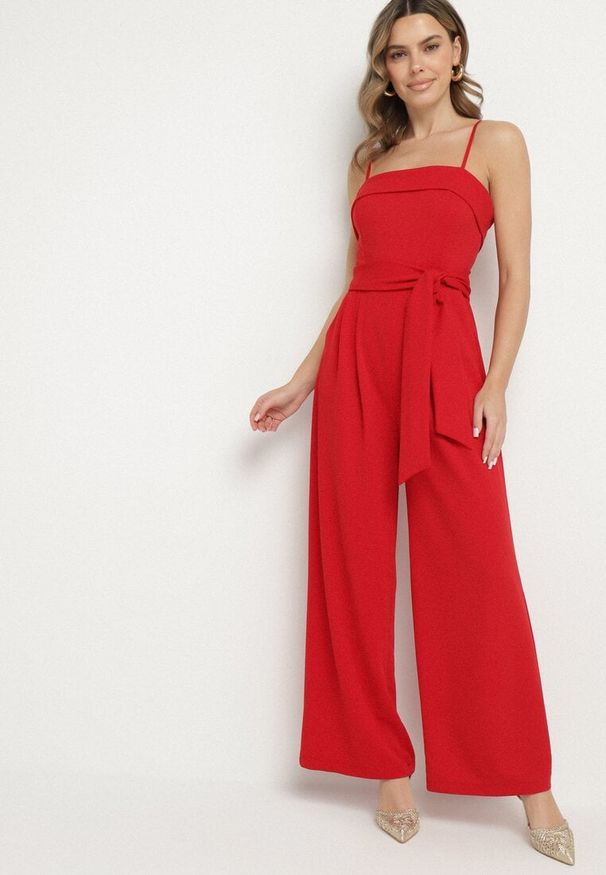 Born2be - Czerwony Kombinezon Ozdobiony Paskiem z Szerokimi Nogawkami Deolise. Kolor: czerwony. Długość rękawa: na ramiączkach. Wzór: aplikacja. Styl: elegancki