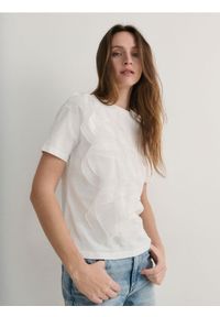 Reserved - T-shirt z ozdobną falbaną - biały. Kolor: biały. Materiał: bawełna, dzianina. Wzór: gładki #1