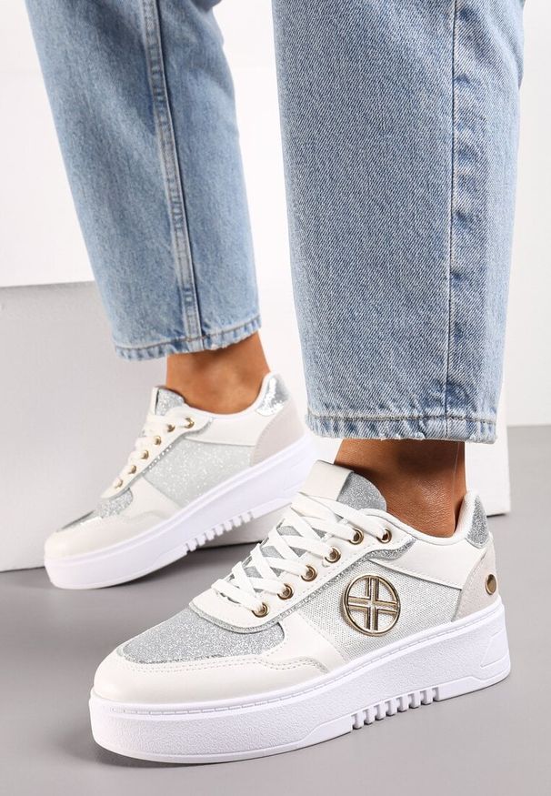Renee - Białe Sneakersy z Metalicznymi Wstawkami i Brokatem na Grubej Podeszwie Xaneta. Kolor: biały