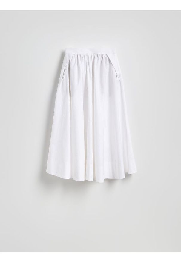 Reserved - Rozkloszowana spódnica z kieszeniami - biały. Kolor: biały. Materiał: bawełna, tkanina. Wzór: gładki