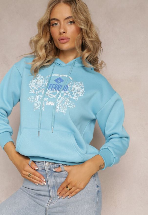 Renee - Jasnoniebieska Modna Bluza z Nadrukiem i Kapturem Ozdobiona Nadrukiem Arinalu. Kolor: niebieski. Materiał: polar. Wzór: aplikacja, nadruk