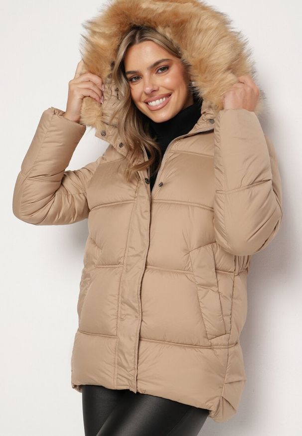 Born2be - Ciemnobeżowa Pikowana Kurtka Zimowa z Kieszeniami i Kapturem z Odpinanym Kołnierzem Ilisha. Okazja: na co dzień, na spacer. Kolor: beżowy. Materiał: dzianina, wełna, jeans, futro. Sezon: zima. Styl: casual, elegancki