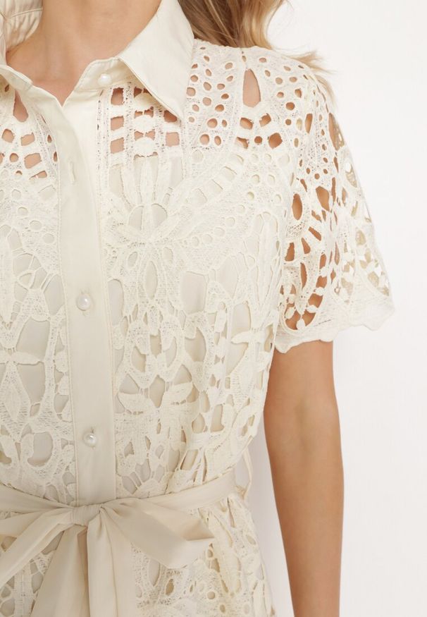 Born2be - Beżowa Koszulowa Sukienka z Koronkowej Tkaniny z Materiałowym Paskiem Noraly. Kolor: beżowy. Materiał: tkanina, materiał, koronka. Sezon: wiosna, lato. Typ sukienki: koszulowe. Długość: midi