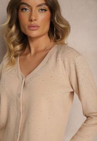 Renee - Beżowy Kardigan z Wiskozą na Guziki Edaniella. Okazja: na co dzień. Typ kołnierza: dekolt w kształcie V. Kolor: beżowy. Materiał: wiskoza. Styl: klasyczny, elegancki, casual #5