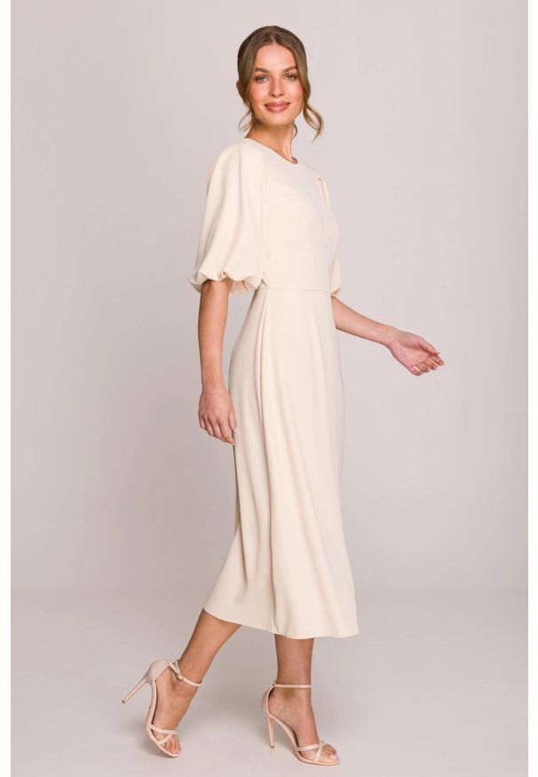 Stylove - Elegancka sukienka koktajlowa z bufiastymi rękawami kremowa. Okazja: na wesele, na ślub cywilny, na imprezę. Kolor: kremowy. Materiał: materiał, elastan. Długość rękawa: krótki rękaw. Sezon: lato. Typ sukienki: rozkloszowane. Styl: wizytowy, elegancki. Długość: midi