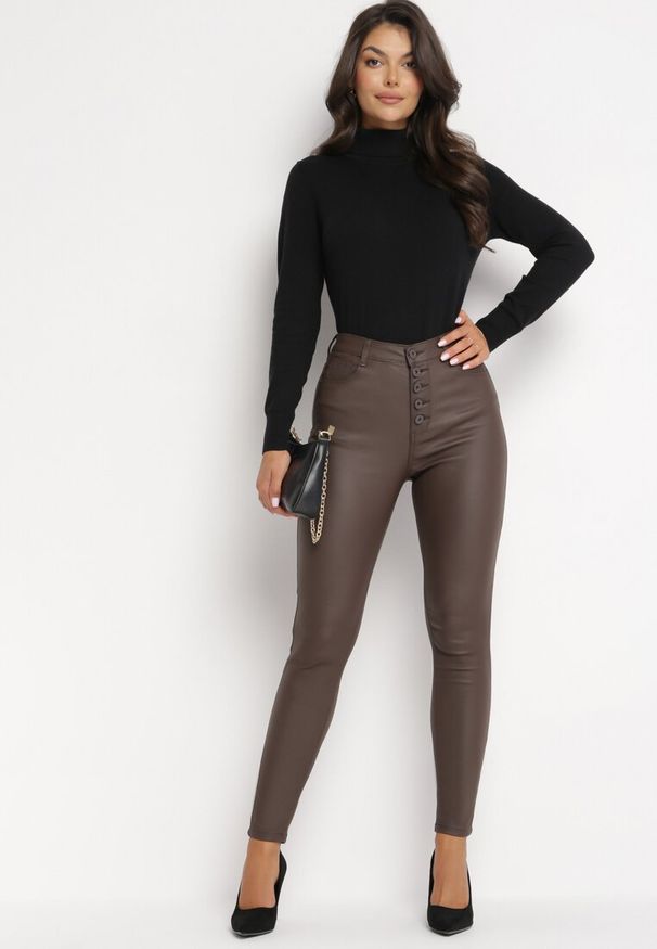 Born2be - Brązowe Modelujące Spodnie Skinny z Imitacji Skóry Natividade. Okazja: na co dzień. Kolor: brązowy. Materiał: skóra. Wzór: aplikacja. Sezon: zima, jesień. Styl: wizytowy, elegancki, casual