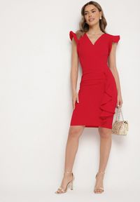 Born2be - Czerwona Dopasowana Sukienka z Kopertowy Dekoltem i Falbanką Lunolenia. Typ kołnierza: dekolt kopertowy. Kolor: czerwony. Długość rękawa: krótki rękaw. Typ sukienki: kopertowe. Styl: elegancki #3