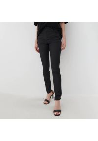 Mohito - Woskowane jeansy skinny Eco Aware - Czarny. Kolor: czarny