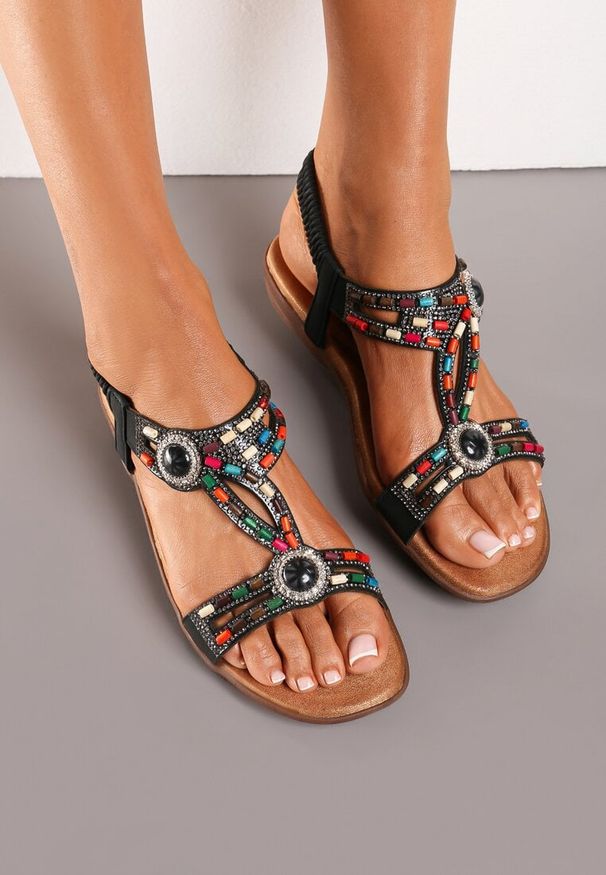 Born2be - Czarne Sandały Wsuwane Ozdobione Cyrkoniami i Koralikami Vadia. Okazja: na spacer, na co dzień. Nosek buta: okrągły. Zapięcie: bez zapięcia. Kolor: czarny. Wzór: aplikacja. Sezon: lato. Obcas: na obcasie. Styl: casual, boho. Wysokość obcasa: niski