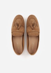 Renee - Jasnobrązowe Perforowane Mokasyny z Imitacji Zamszu Zdobione Frędzlami Vaeliane. Okazja: na co dzień. Kolor: brązowy. Materiał: zamsz. Wzór: aplikacja. Styl: casual, elegancki #8