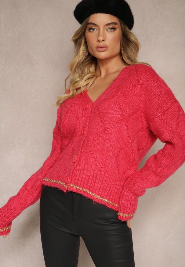 Renee - Fuksjowy Kardigan Przeszyty Metaliczną Nicią Vorttisa. Okazja: na co dzień. Kolor: różowy. Długość rękawa: długi rękaw. Długość: długie. Styl: klasyczny, casual