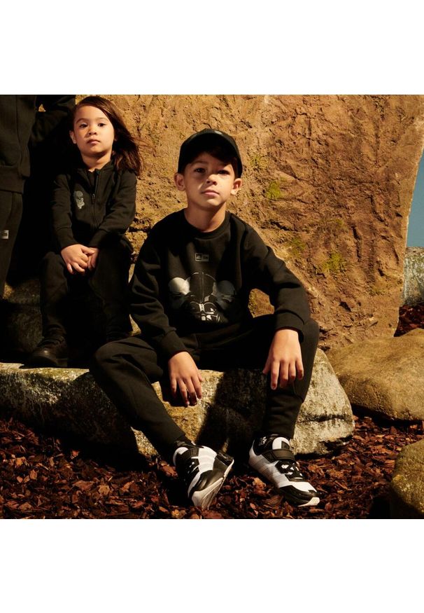Adidas - Zestaw adidas x Star Wars Z.N.E. Crewneck and Jogger. Okazja: na uczelnię. Kolor: czarny. Materiał: dresówka, materiał. Wzór: motyw z bajki. Styl: sportowy