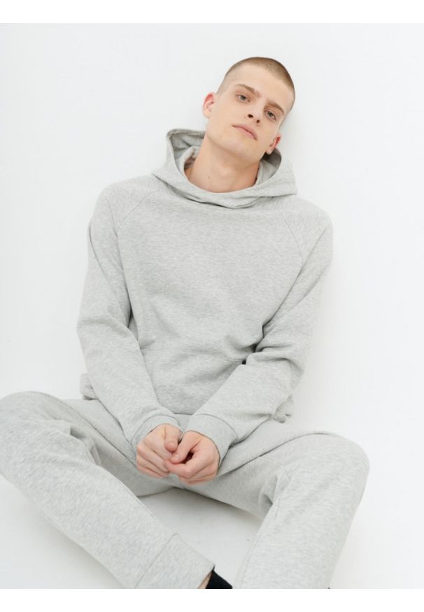 outhorn - Bluza nierozpinana z kapturem męska. Okazja: na co dzień. Typ kołnierza: kaptur. Materiał: dzianina, poliester, dresówka, bawełna. Długość rękawa: raglanowy rękaw. Styl: casual, sportowy