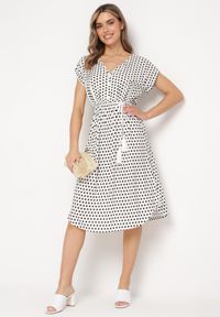 Born2be - Biała Bawełniana Sukienka z Gumką w Pasie i Falbanką Romilla. Kolor: biały. Materiał: bawełna. Sezon: lato. Styl: wizytowy #7