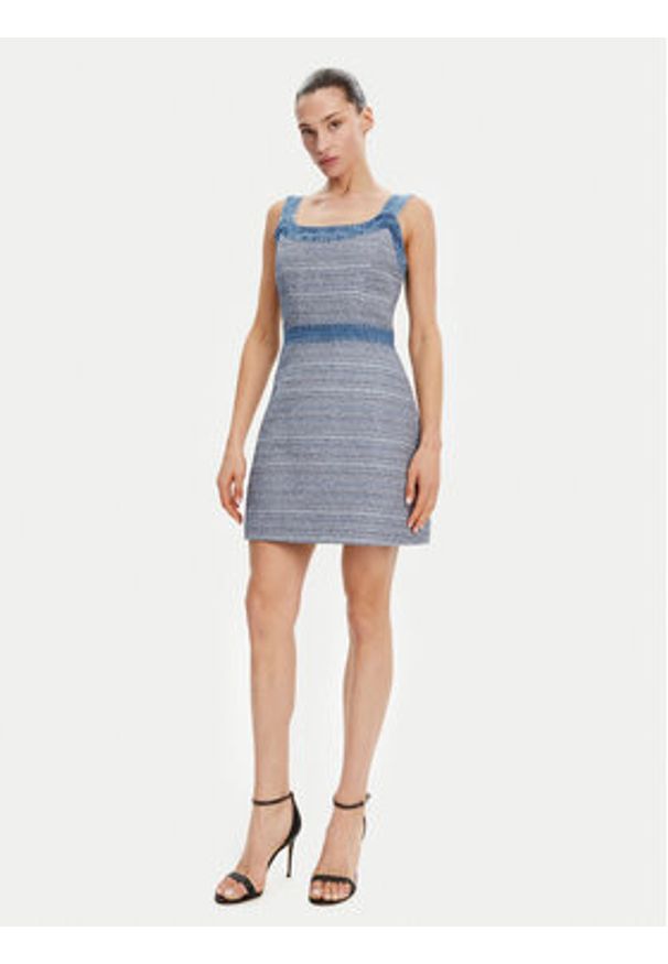 Guess Sukienka codzienna W5GK77 WH610 Niebieski Slim Fit. Okazja: na co dzień. Kolor: niebieski. Materiał: syntetyk, bawełna. Typ sukienki: proste. Styl: casual