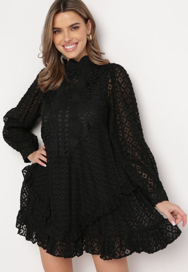 Born2be - Czarna Trapezowa Sukienka Mini z Ażurowym Wzorem i Falbankami Virenia. Typ kołnierza: kołnierz z falbankami. Kolor: czarny. Wzór: ażurowy. Typ sukienki: trapezowe. Długość: mini