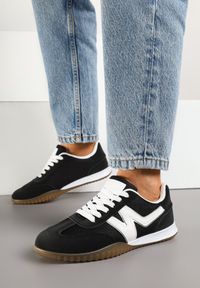 Renee - Czarne Sneakersy Klasyczne Tenisówki Istia. Okazja: na co dzień. Kolor: czarny. Materiał: jeans. Wzór: aplikacja. Obcas: na obcasie. Wysokość obcasa: niski #3