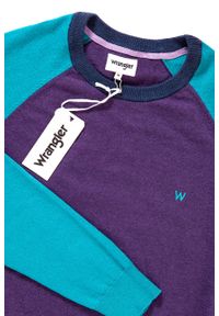 Wrangler - MĘSKI SWETER WRANGLER RAGLAN KNIT PURPLE PENNANT W86152PWT. Kolor: fioletowy. Długość rękawa: raglanowy rękaw. Wzór: aplikacja #7