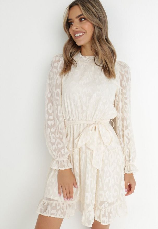 Born2be - Beżowa Sukienka Koronkowa Wiązana w Pasie Mova. Kolor: beżowy. Materiał: koronka. Wzór: nadruk, motyw zwierzęcy. Długość: mini