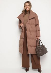 Born2be - Jasnobrązowa Kurtka Płaszcz Zapinana na Napy Ukryte pod Plisą z Kieszeniami i Paskiem Ritallas. Typ kołnierza: kołnierzyk stójkowy. Kolor: brązowy. Materiał: materiał. Długość: długie. Sezon: zima #4