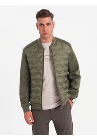 Ombre Clothing - Kurtka bomberka męska z pikowanym wzorem – ciemnooliwkowa V3. Typ kołnierza: kołnierzyk stójkowy. Kolor: oliwkowy. Materiał: syntetyk, poliester, materiał. Wzór: aplikacja, nadruk. Styl: sportowy, elegancki