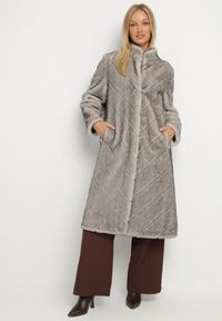 Born2be - Beżowy Długi Płaszcz Futerko z Ozdobnymi Przeszyciami i Stójką Zenima. Okazja: na co dzień. Typ kołnierza: kołnierzyk stójkowy. Kolor: beżowy. Materiał: futro. Długość: długie. Styl: klasyczny, casual, elegancki #3