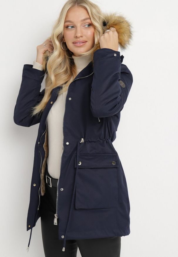 Born2be - Granatowa Kurtka Parka z Kapturem i Futerkiem Nemilia. Typ kołnierza: kaptur. Kolor: niebieski. Materiał: futro. Styl: klasyczny