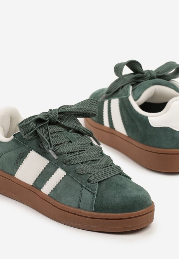 Renee - Zielono-Białe Sneakersy Typu Kultowe Tenisówki Zdobione Paskami Nevellise. Okazja: na spacer. Zapięcie: pasek. Kolor: zielony. Materiał: jeans. Wzór: aplikacja. Sport: turystyka piesza, fitness