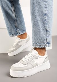 Renee - Biało-Szare Casualowe Sneakersy Vices na Niskiej Platformie Torila. Okazja: na co dzień. Zapięcie: sznurówki. Kolor: biały. Materiał: jeans. Wzór: aplikacja. Obcas: na platformie