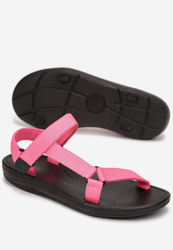 Born2be - Fuksjoiwe Sandały Helolea. Zapięcie: bez zapięcia. Kolor: różowy. Materiał: materiał, guma, futro. Obcas: na płaskiej podeszwie. Styl: elegancki, wakacyjny