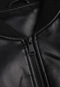 Renee - Czarna Kurtka Przejściowa Typu Bomber Jacket z Imitacji Skóry Izaria. Kolor: czarny. Materiał: skóra. Styl: elegancki #8