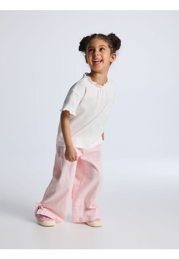 Reserved - Bawełniane spodnie z haftem - pastelowy róż. Kolor: różowy. Materiał: bawełna. Wzór: haft