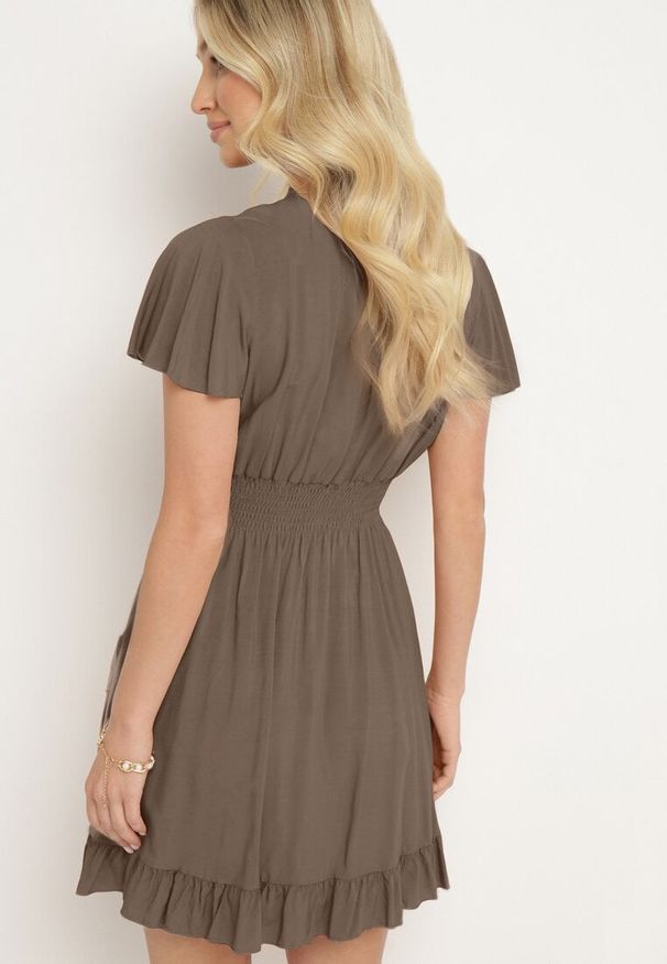 Born2be - Ciemnozielona Bawełniana Sukienka z Gumkami w Talii z Kopertowym Dekoltem i Falbankami Lolana. Typ kołnierza: kołnierz z falbankami. Kolor: brązowy. Materiał: bawełna. Długość rękawa: krótki rękaw. Typ sukienki: kopertowe