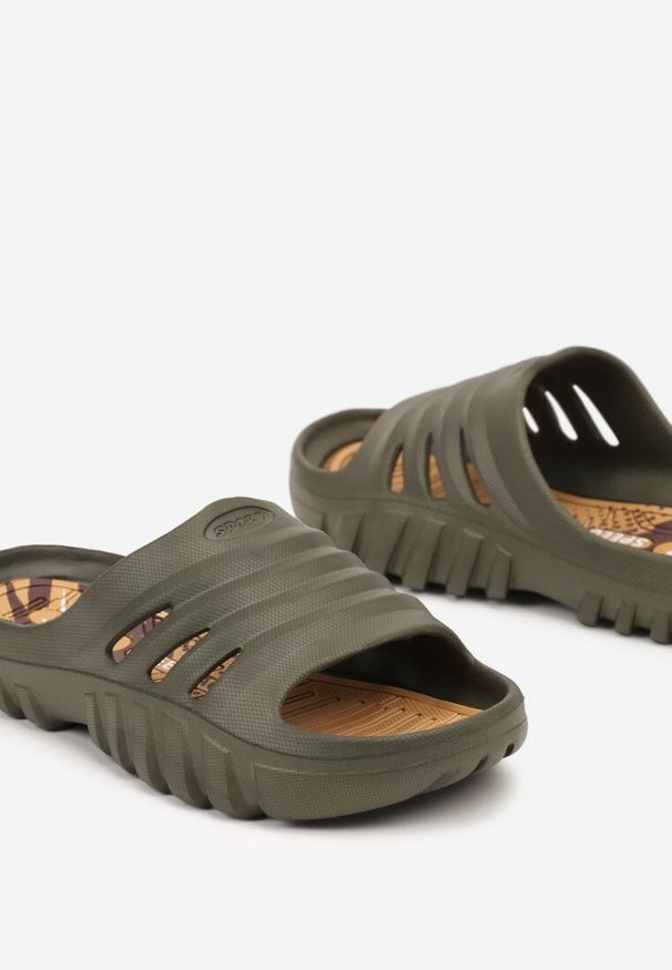 Born2be - Zielone Płaskie Piankowe Klapki z Ozdobnymi Wycięciami Vikkiora. Okazja: na co dzień, na spacer. Kolor: zielony. Materiał: len. Styl: casual