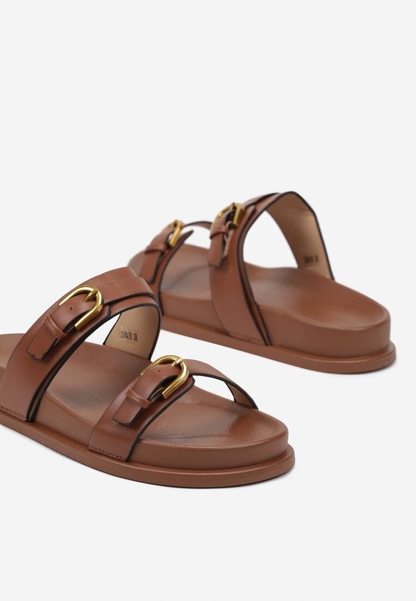 Born2be - Ciemnobrązowe Klapki z Ozdobnymi Klamrami i Paskami Felidaniel. Okazja: na co dzień. Kolor: brązowy. Materiał: jeans. Styl: casual, elegancki