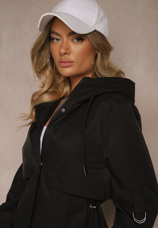 Renee - Czarny Płaszcz Kurtka Wiatrówka z Kapturem Arivina. Okazja: na co dzień. Typ kołnierza: kaptur. Kolor: czarny. Materiał: jeans. Wzór: aplikacja. Styl: casual, elegancki