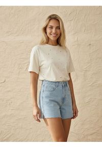 Sinsay - Jeansowe bermudy z rozcięciem na nogawce - niebieski. Kolor: niebieski. Materiał: jeans