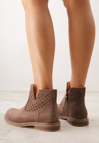 Renee - Jasnobrązowe Ażurowe Botki na Płaskiej Podeszwie ze Skórzaną Wkładką Terilara. Okazja: na co dzień. Kolor: brązowy. Materiał: skóra. Wzór: ażurowy. Obcas: na płaskiej podeszwie. Styl: casual #8